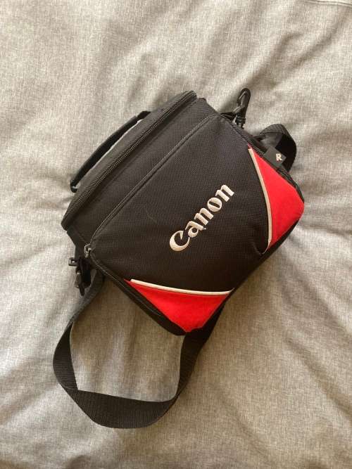 Canon 650D w/ EF-S 18-55 mm f 4 -5.6 IS STM Lens