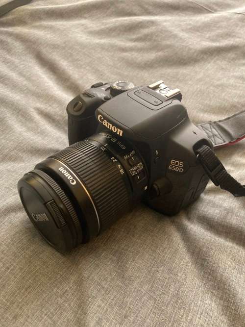 Canon 650D w/ EF-S 18-55 mm f 4 -5.6 IS STM Lens