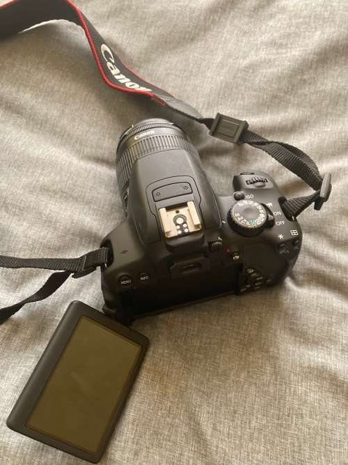 Canon 650D w/ EF-S 18-55 mm f 4 -5.6 IS STM Lens