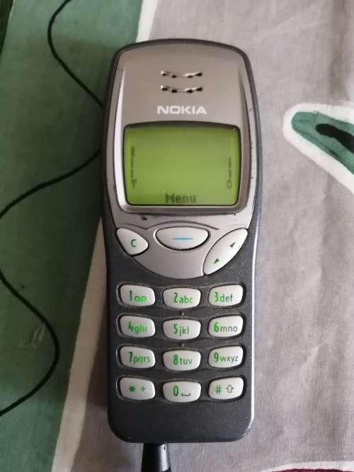 Nokia 3210 Cellphone