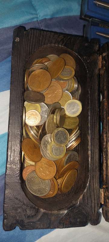 Over 200 old coins (UK, turkey, Italy, Mauritius and more)