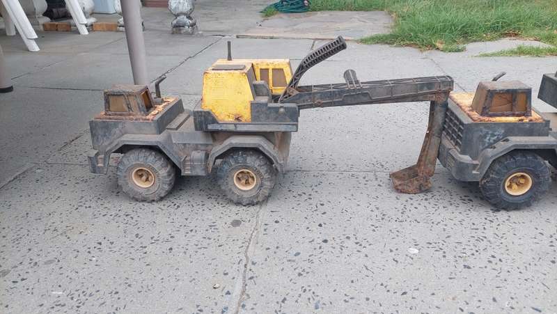 2 Large Tonka Toys digger and crane (Needs restoration)