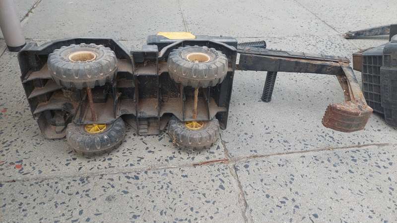2 Large Tonka Toys digger and crane (Needs restoration)