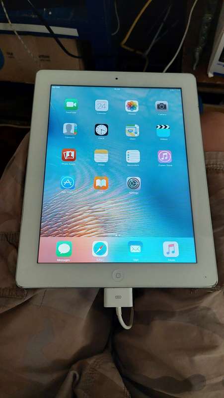 IPad 2nd Gen 16gb (has account but is unlocked)