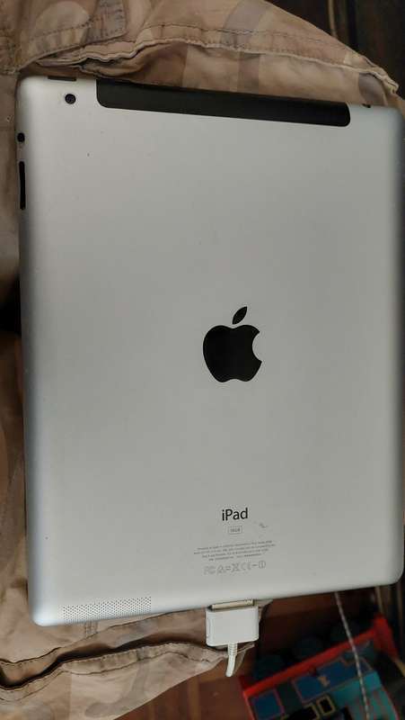 IPad 2nd Gen 16gb (has account but is unlocked)