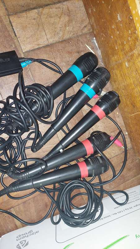 Singstar mics and games