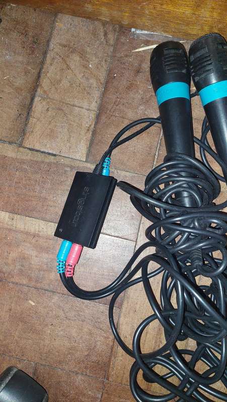 Singstar mics and games