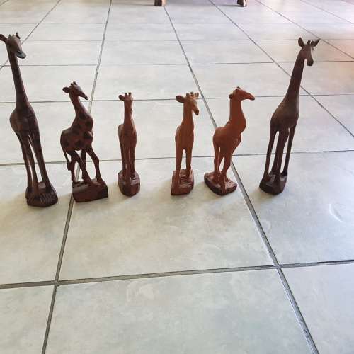 FIVE WOODEN GIRAFFE SCULPTURES AND CARVINGS ONE LOT VARIOUS SIZES