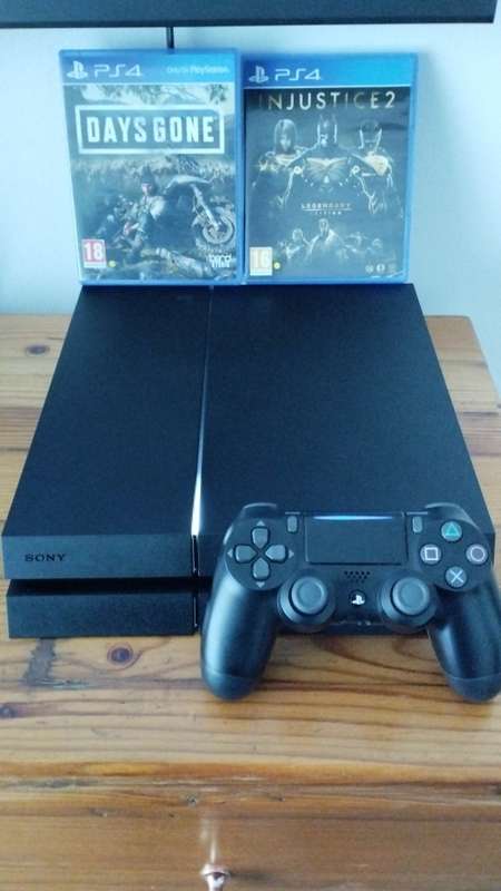 PS4 500GB +1 CONTROLLER + 2GAMES