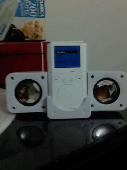 Powesonic MINI active speaker system. Connect your IPOD, MP3 or MP4 player.Fits on your desk!