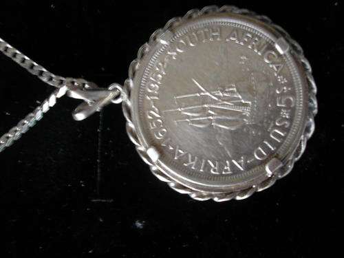 1652-1952 5 SHILLING SILVER COIN PENDANT WITH SILVER CHAIN IN EXCELLENT CONDITION.