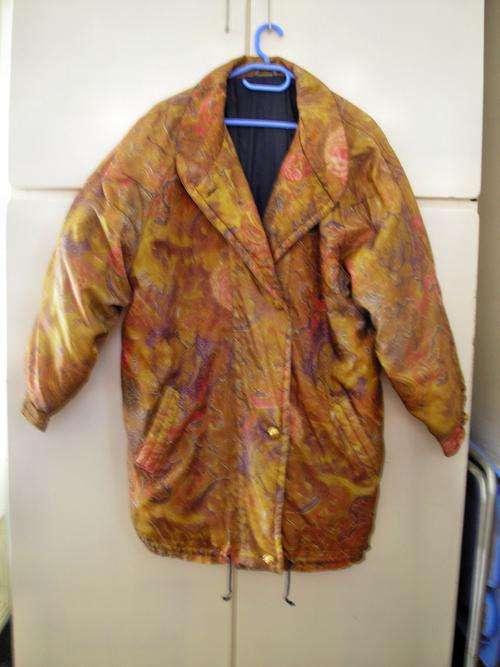 ********* BARGAIN!!! BUY NOW AND SAVE!!!!!! ********NICE AND WARM LADIES PADDED JACKET SIZE 42.