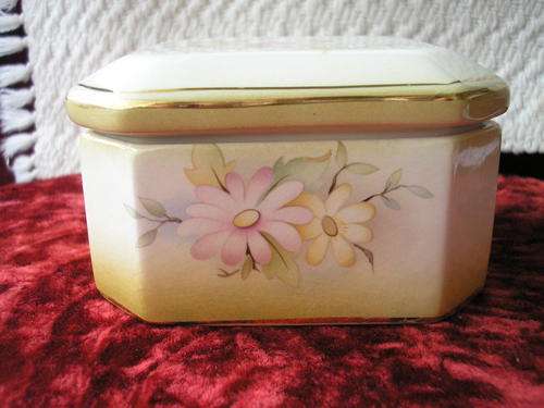 SQUARE PORCELAIN POWDER HOLDER.