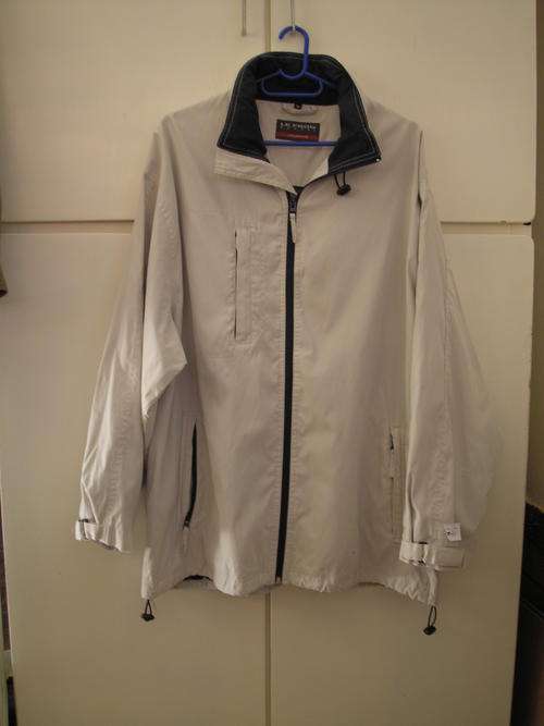 MEN'S BEIGE JACKET, WITH BLACK COLLAR AND WITH HOOD, SIZE 44-46.