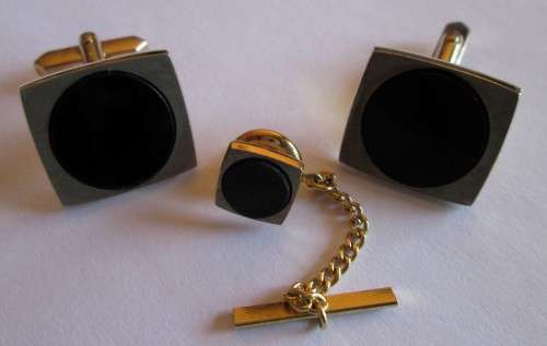 PAIRS OF CUFF LINKS WITH MATCHING TIE PIN