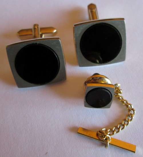 PAIRS OF CUFF LINKS WITH MATCHING TIE PIN
