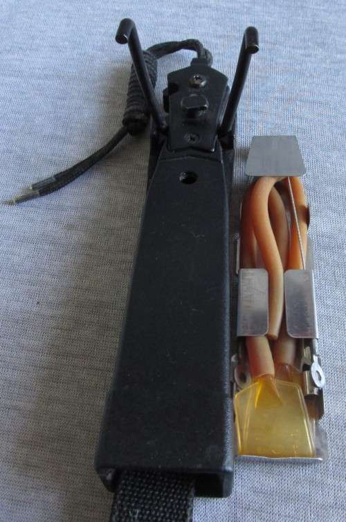 SURVIVAL KNIFE WITH SLINGSHOT / COMPASS AND MEDIC TUBE