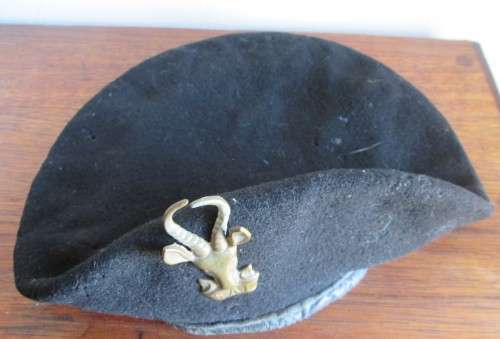 BLACK BERET WITH BOK KOP