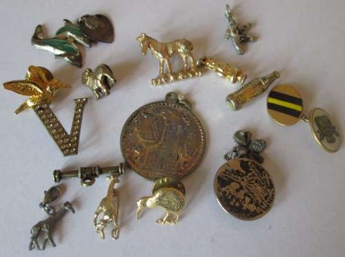 ASSORTED BROOCHES / PINS and CHARMS (LOT) A