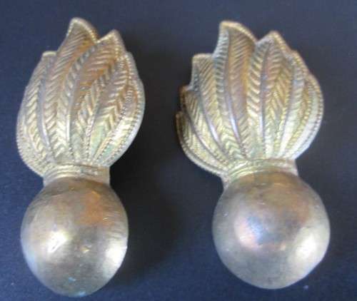 ROYAL ARTILLERY COLLAR BADGES x2 - RAK130