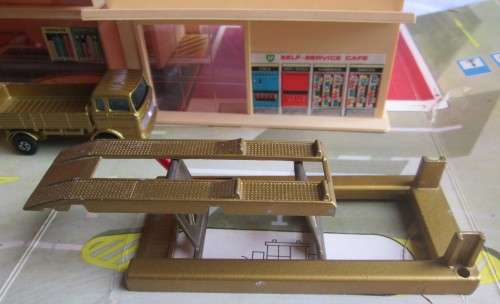 1970 SERVICE STATION FORECOURT MADE IN ENGLAND LESNEY - RAKV/5