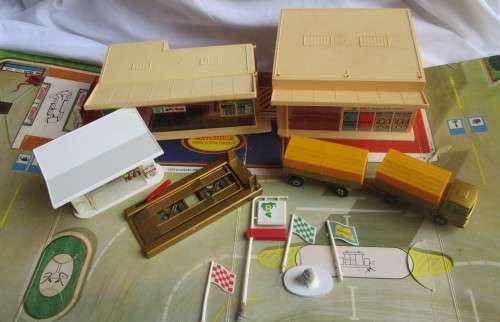 1970 SERVICE STATION FORECOURT MADE IN ENGLAND LESNEY - RAKV/5