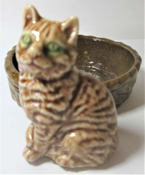Tabby Cat with Basket 1974 to 1981 The Wade Cat and Puppie Dishes
