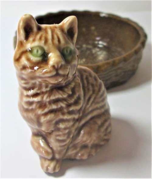 Tabby Cat with Basket 1974 to 1981 The Wade Cat and Puppie Dishes