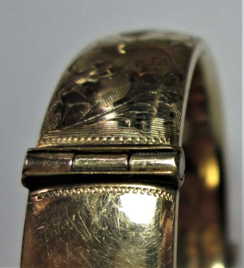 1/5th L & Co 9CT GOLD METAL CORE BANGLE WITH SAFETY CHAIN 22 grams - RAKJ/52