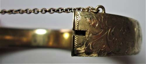 1/5th L & Co 9CT GOLD METAL CORE BANGLE WITH SAFETY CHAIN 22 grams - RAKJ/52