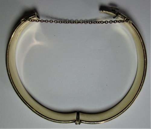 1/5th L & Co 9CT GOLD METAL CORE BANGLE WITH SAFETY CHAIN 22 grams - RAKJ/52