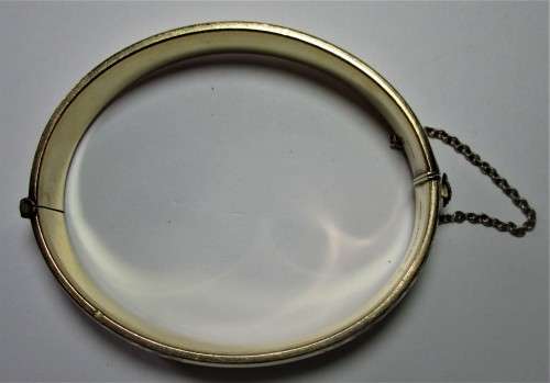 1/5th L & Co 9CT GOLD METAL CORE BANGLE WITH SAFETY CHAIN 22 grams - RAKJ/52
