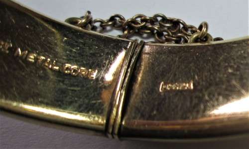 1/5th L & Co 9CT GOLD METAL CORE BANGLE WITH SAFETY CHAIN 22 grams - RAKJ/52