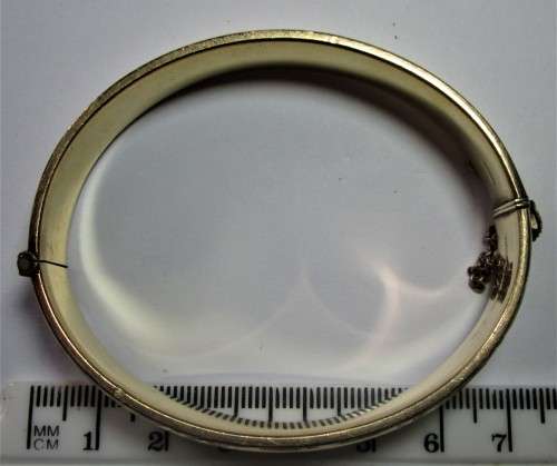 1/5th L & Co 9CT GOLD METAL CORE BANGLE WITH SAFETY CHAIN 22 grams - RAKJ/52