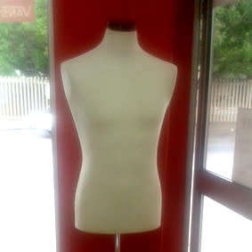 MALE TORSO DISPLAY MANNEQUIN.