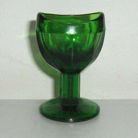 A GREEN GLASS EYE RINSING CUP, VERY OLD, PERHAPS VINTAGE