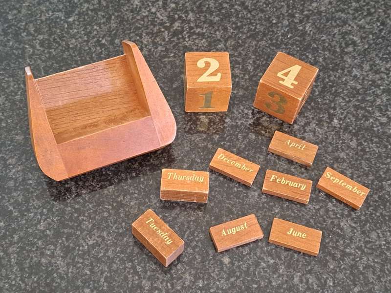 Vintage Perpetual Wooden Desk Calendar
