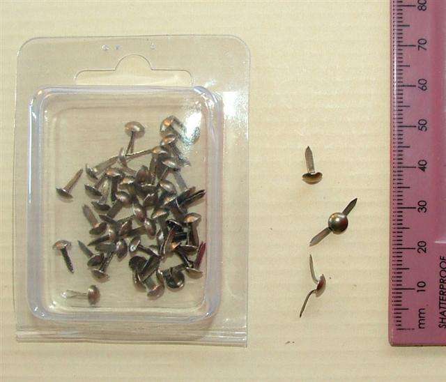 Small Round Brads - Old Gold - 550 Pieces