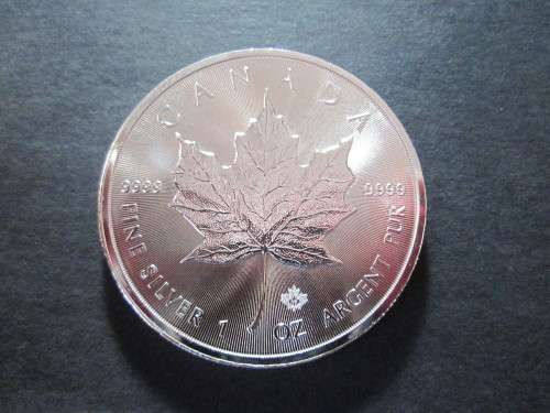 ( FOLLOW THE LEADER )...NEW 2017.....CANADIAN MAPLE....1oz.... PURE SOLID SILVER ..5 DOLLARS...