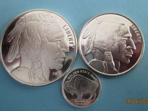 (  LOW START  )      BUFFALO   SET OF  1oz , 1/2oz 1/10oz   999.9%   PURE SILVER..  BID PER SET