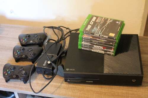 Xbox One 1TB + 8 Games + Accessories