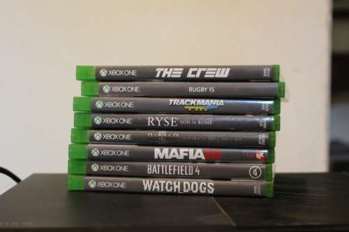 Xbox One 1TB + 8 Games + Accessories