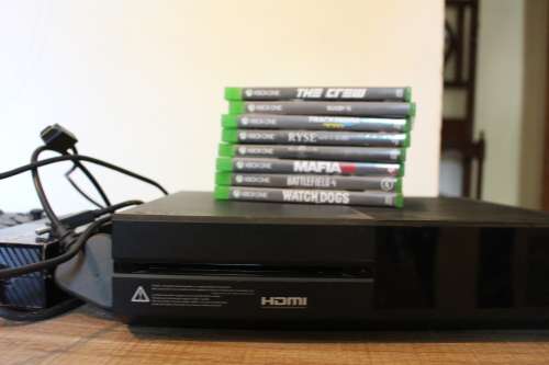 Xbox One 1TB + 8 Games + Accessories