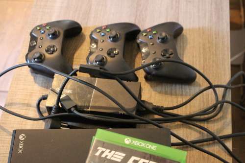 Xbox One 1TB + 8 Games + Accessories