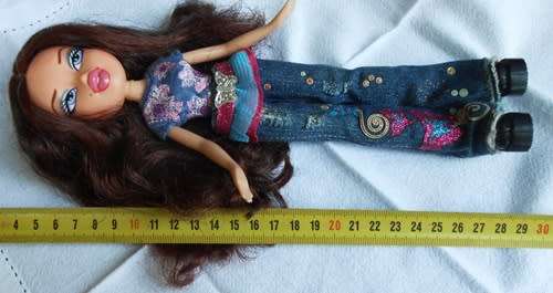 collectible MGA 2001 Bratz Doll dark reddish brown hair and blue eyes
