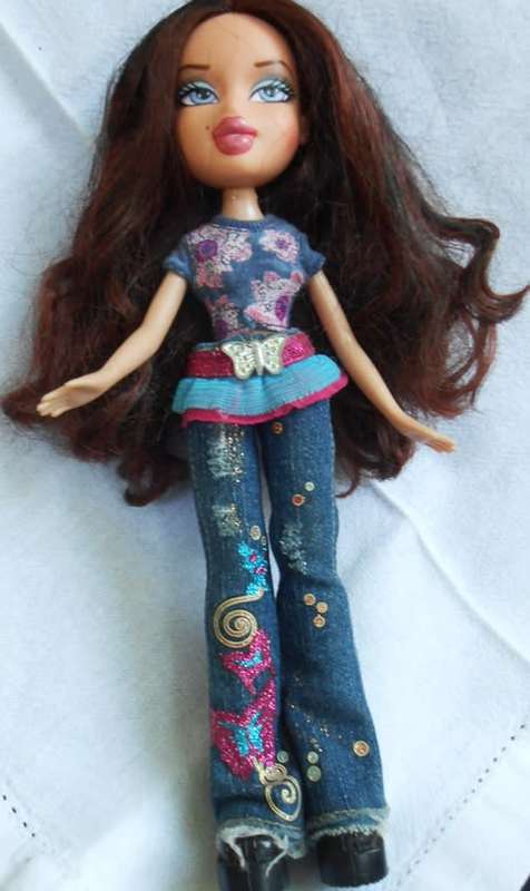 collectible MGA 2001 Bratz Doll dark reddish brown hair and blue eyes