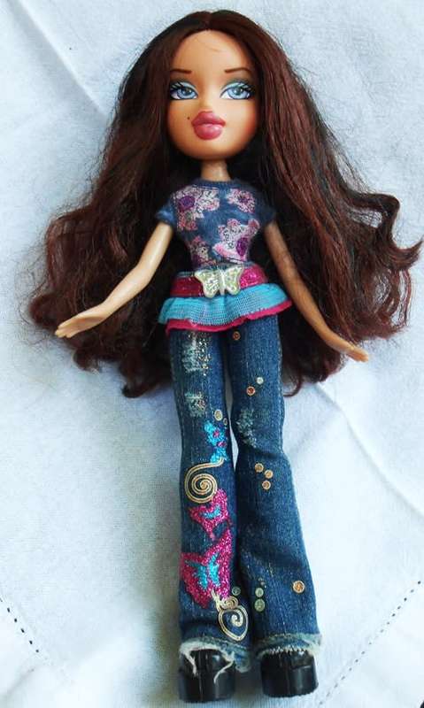 collectible MGA 2001 Bratz Doll dark reddish brown hair and blue eyes