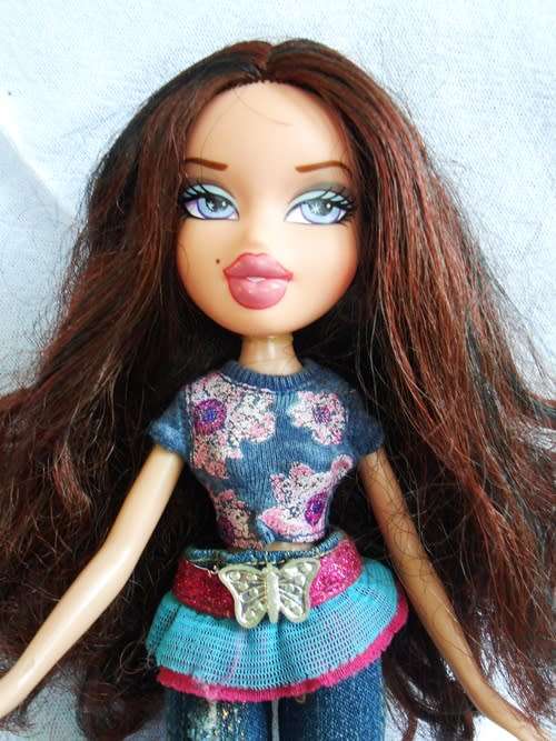 collectible MGA 2001 Bratz Doll dark reddish brown hair and blue eyes