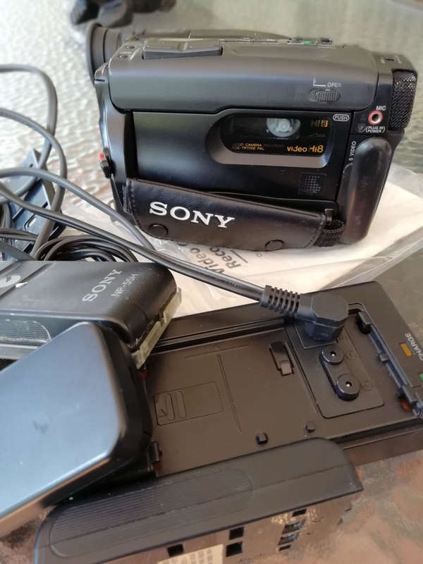 Sony Hi8 CCD-TRV91E video camera. PLEASE READ DESCRIPT - NB NB NB! For collection in PTA only please