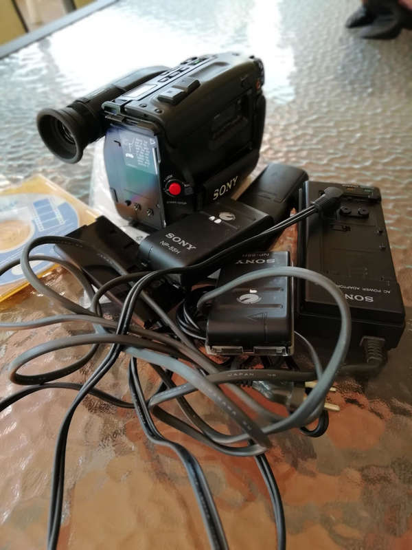 Sony Hi8 CCD-TRV91E video camera. PLEASE READ DESCRIPT - NB NB NB! For collection in PTA only please